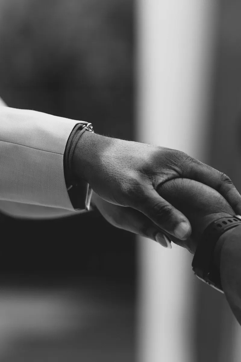 Las manos de los novios durante la ceremonia