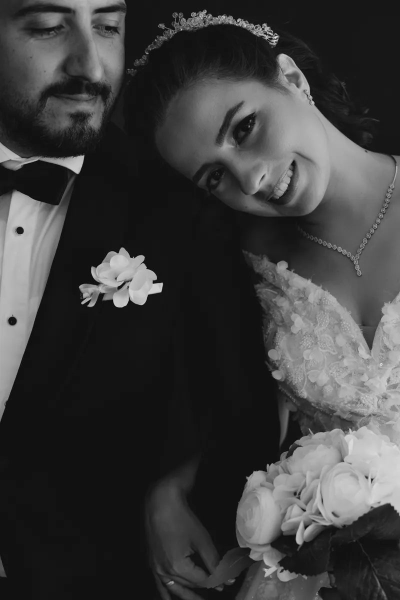 Los novios abrazados