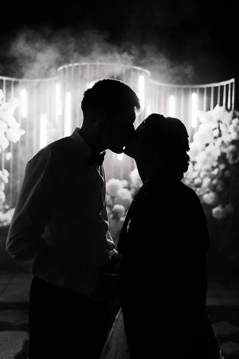 Silueta de la pareja a contraluz