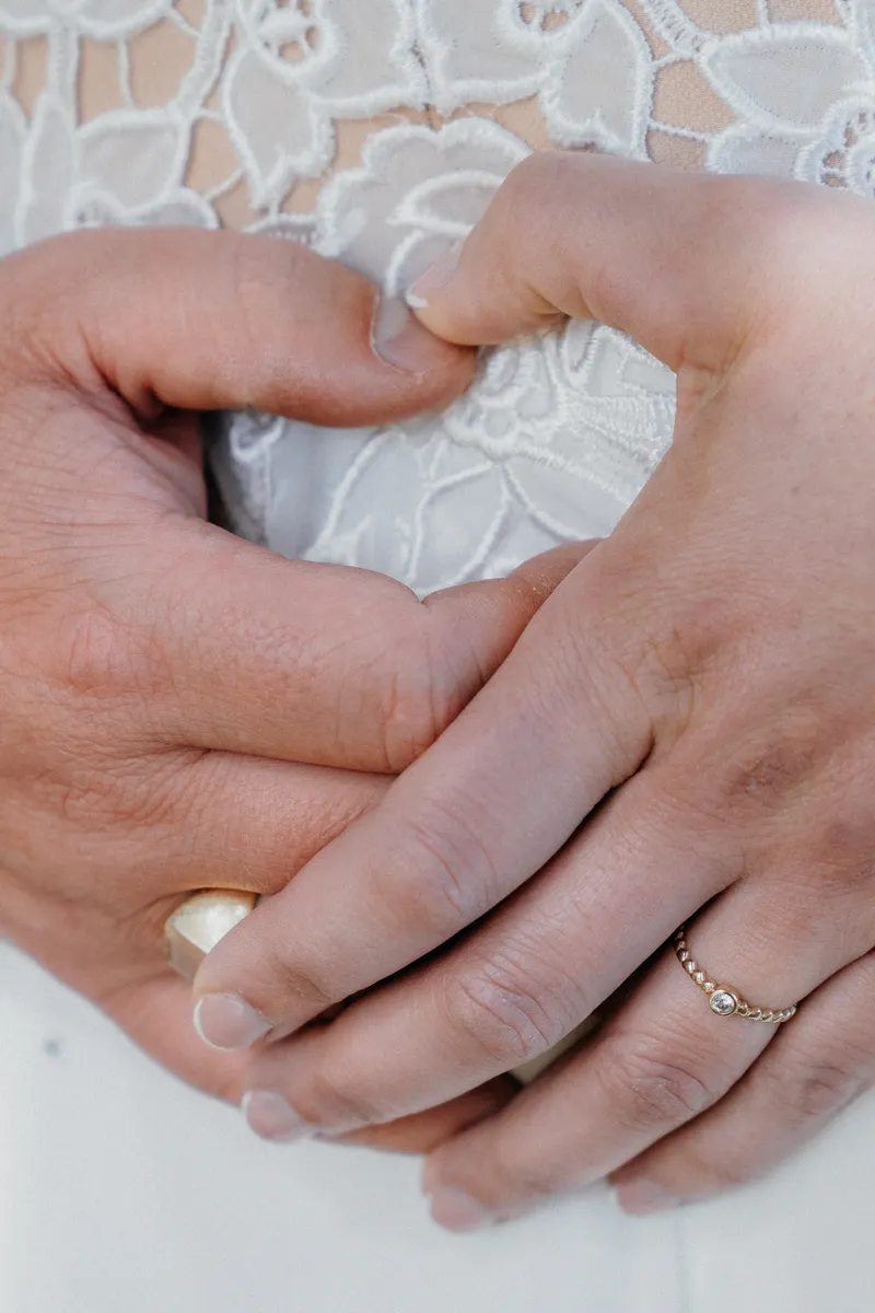 Los anillos sobre el encaje del vestido