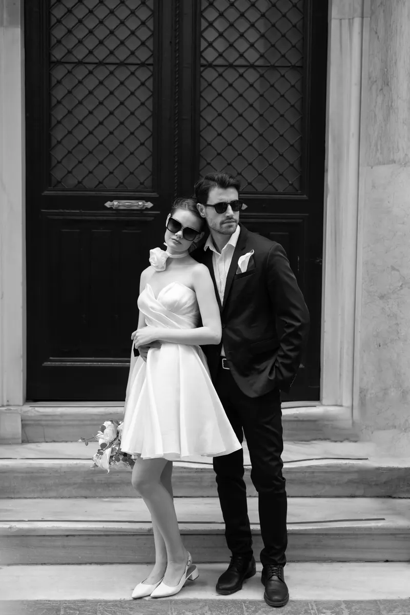 La pareja en el umbral de una puerta