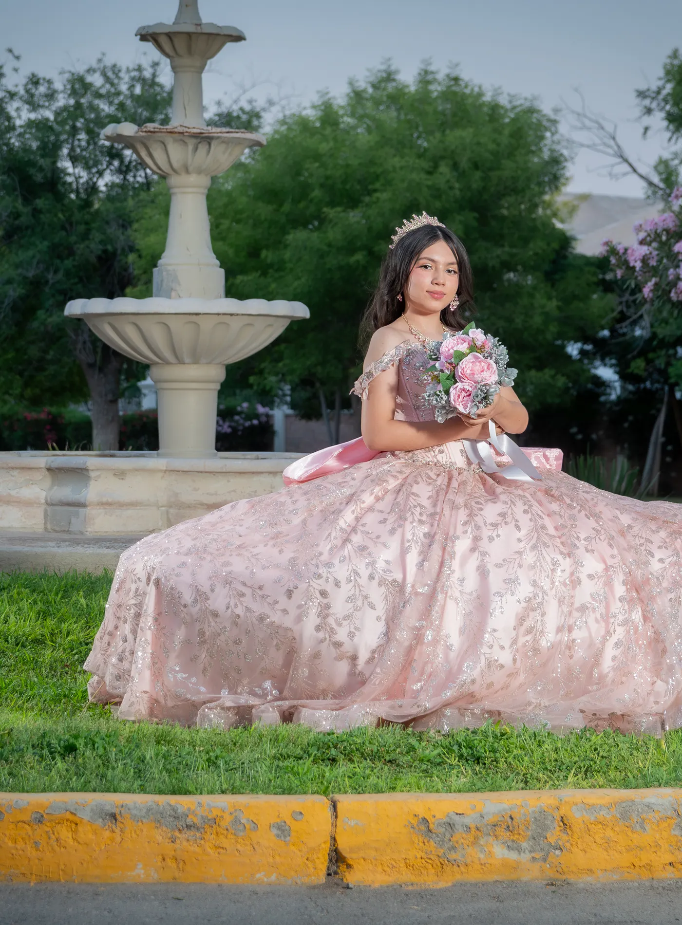 Melany en el jardín, con el vestido de XV años