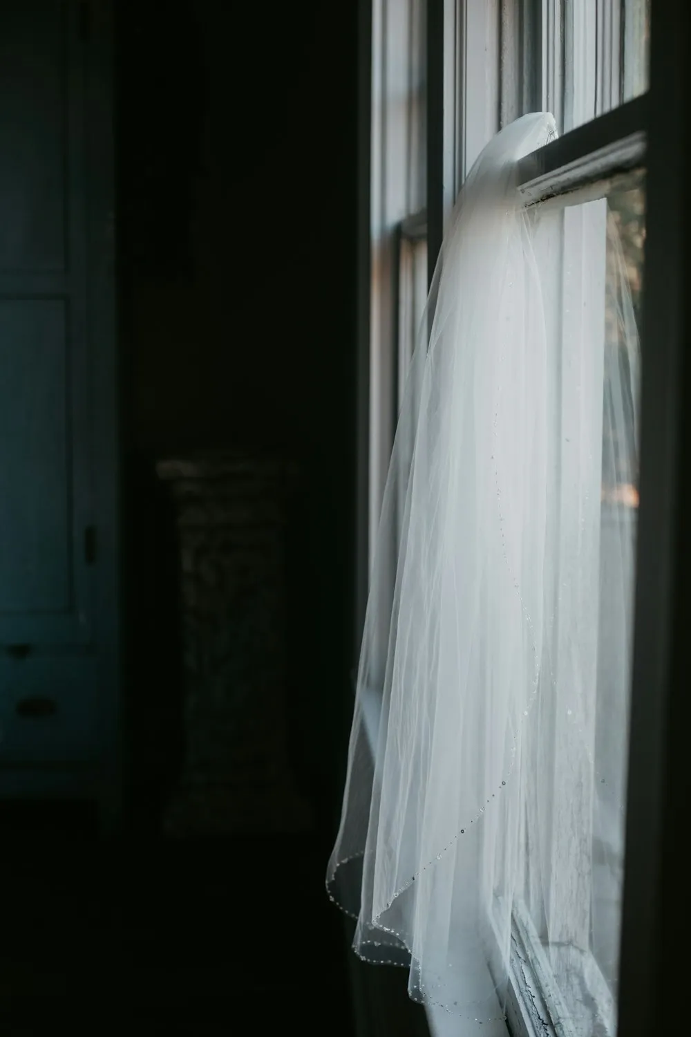 El vestido, colgado en la ventana