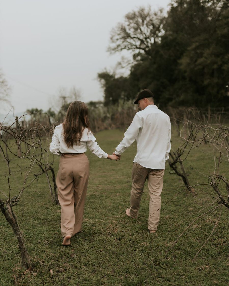Lucía y Andrés caminando entre las vides