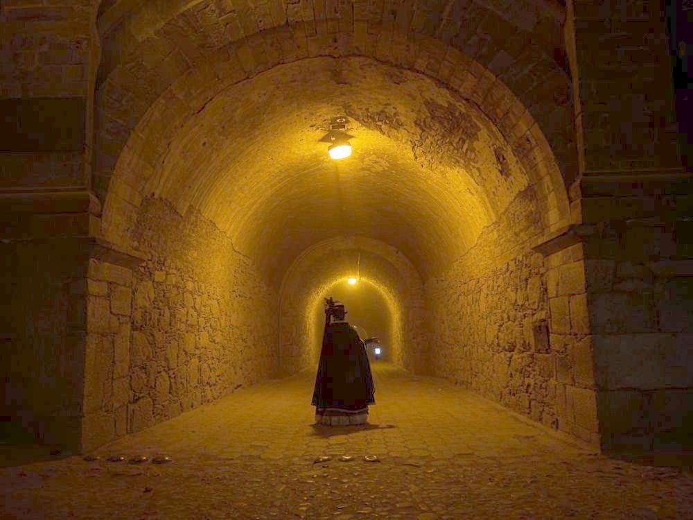 El túnel de Ogarrio por dentro, con una figura al fondo