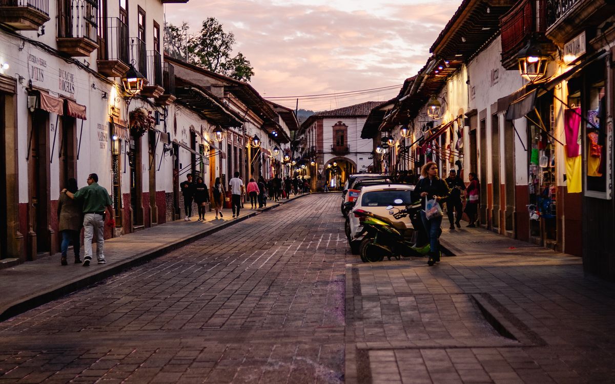 La calle de Pátzcuaro al anochecer, con los portales encendidos