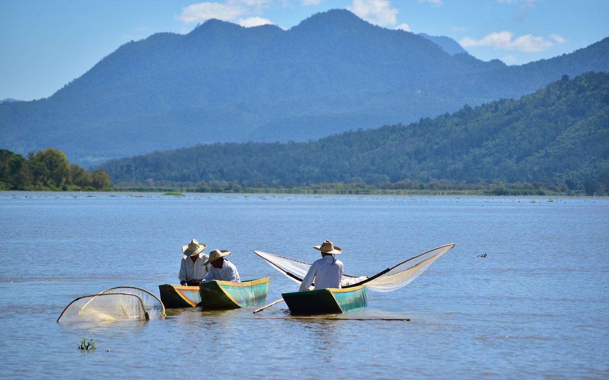 Pescadores en el lago de Pátzcuaro con sus redes de mariposa